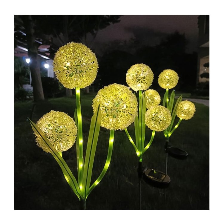 Lampa-ogrodowa-solarna-wbijana-75cm-czosnek-ozdobny-SUNARI-FLS-95-biala-ciepla-w-ogrodzie.jpg